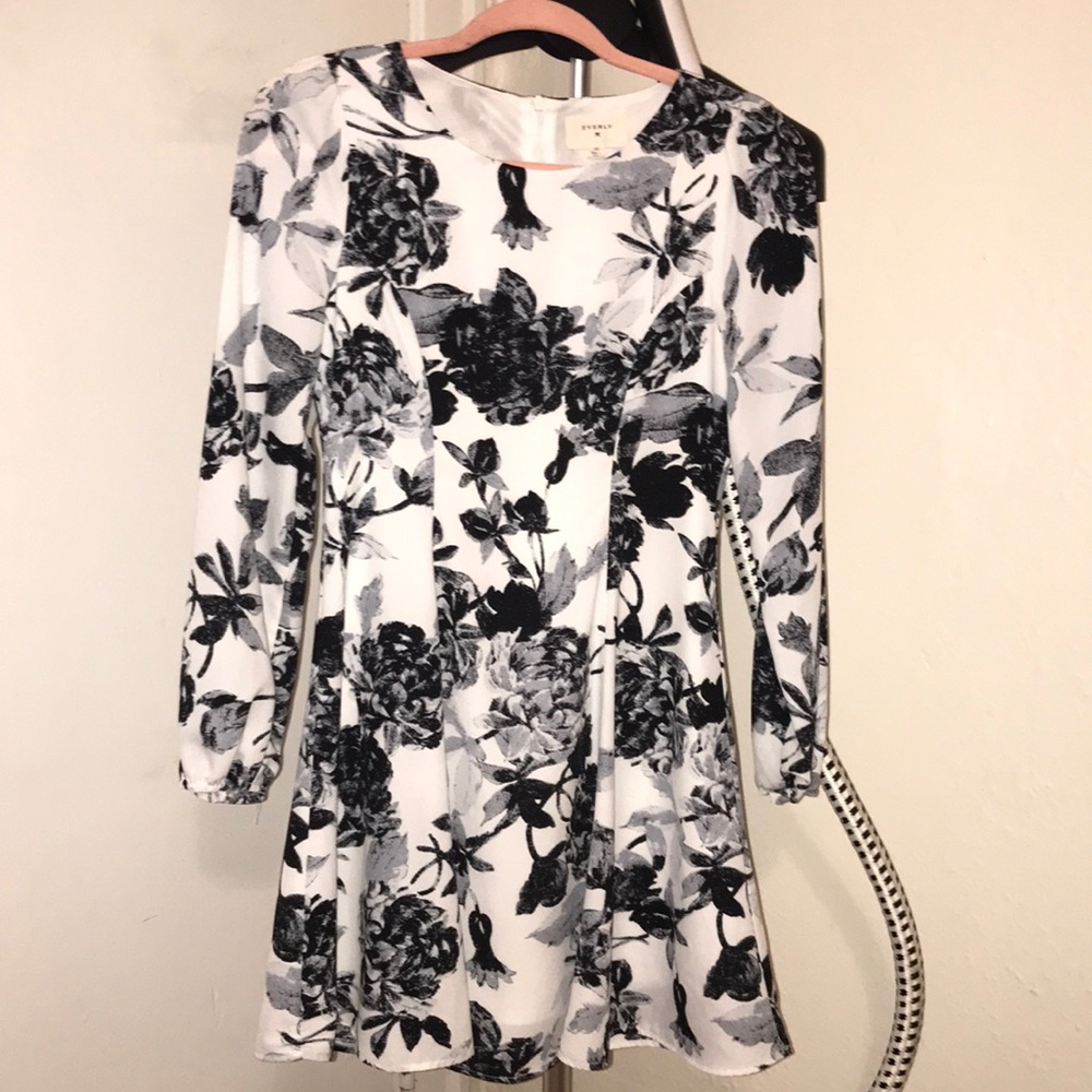 Everly size XS dress. 👗 color white and black, some grey.